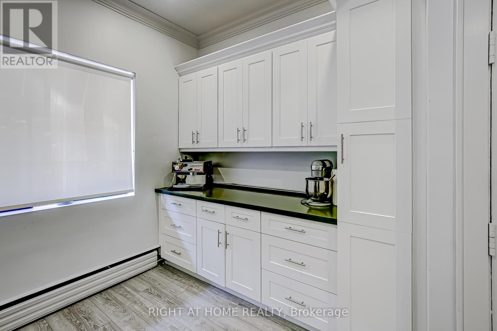 181 Lakeshore Road E Property Photo 13