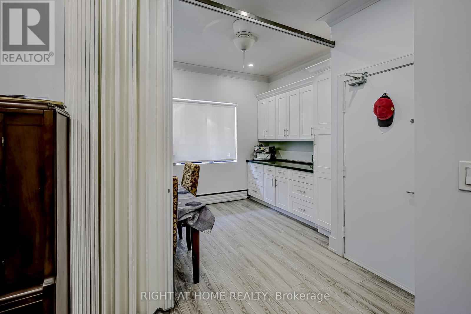 181 Lakeshore Road E Property Photo 14