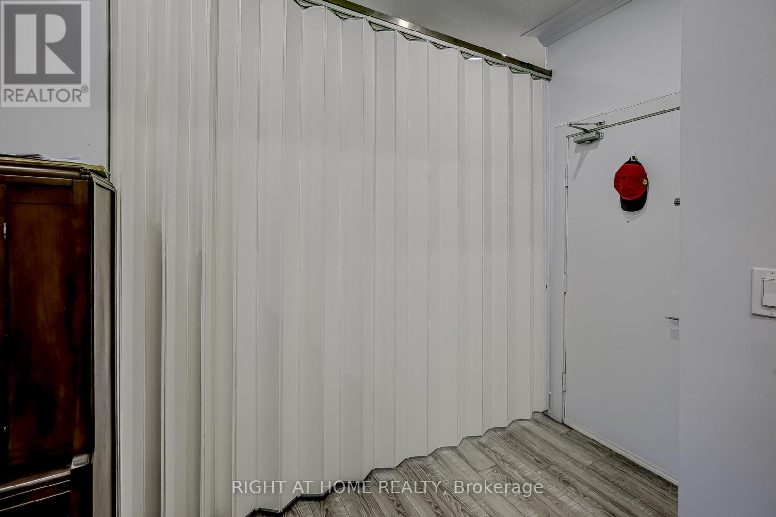 181 Lakeshore Road E Property Photo 15
