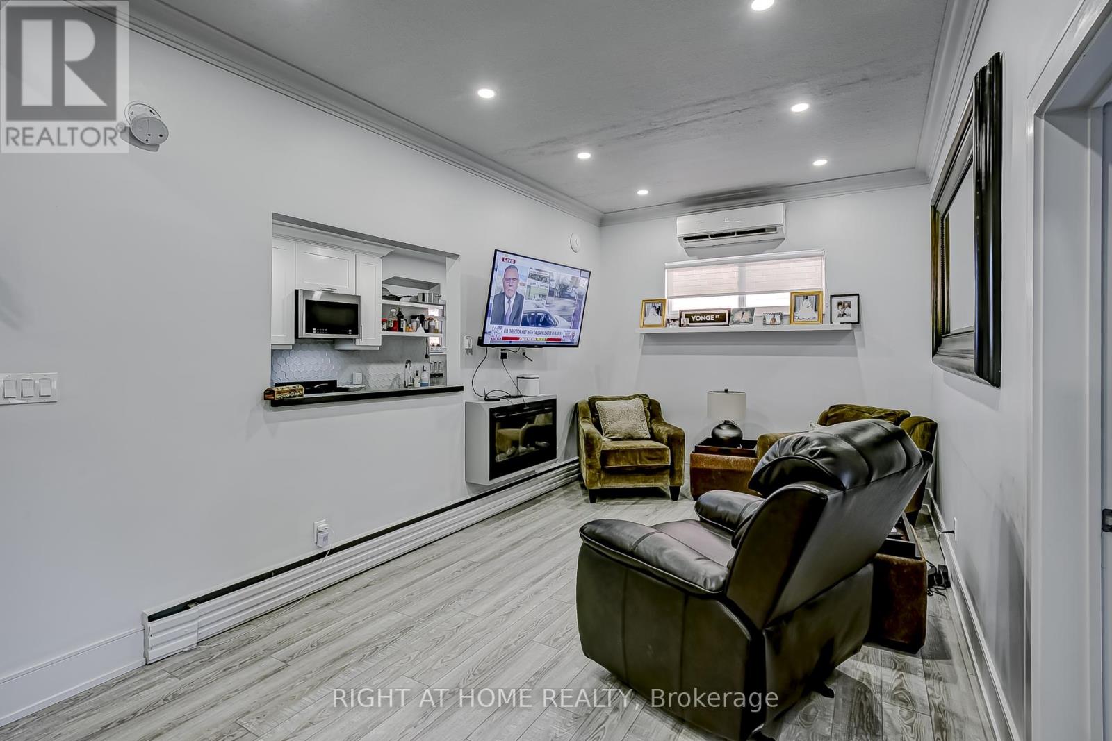 181 Lakeshore Road E Property Photo 16