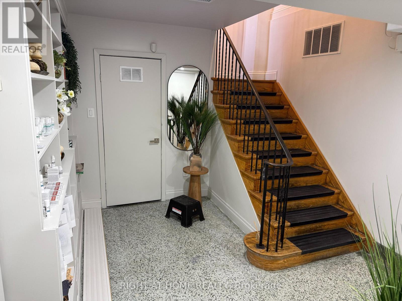 181 Lakeshore Road E Property Photo 50