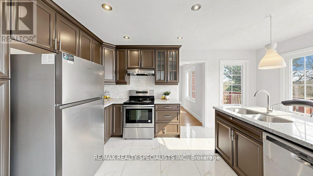 59 Sunforest Drive Property Photo 8