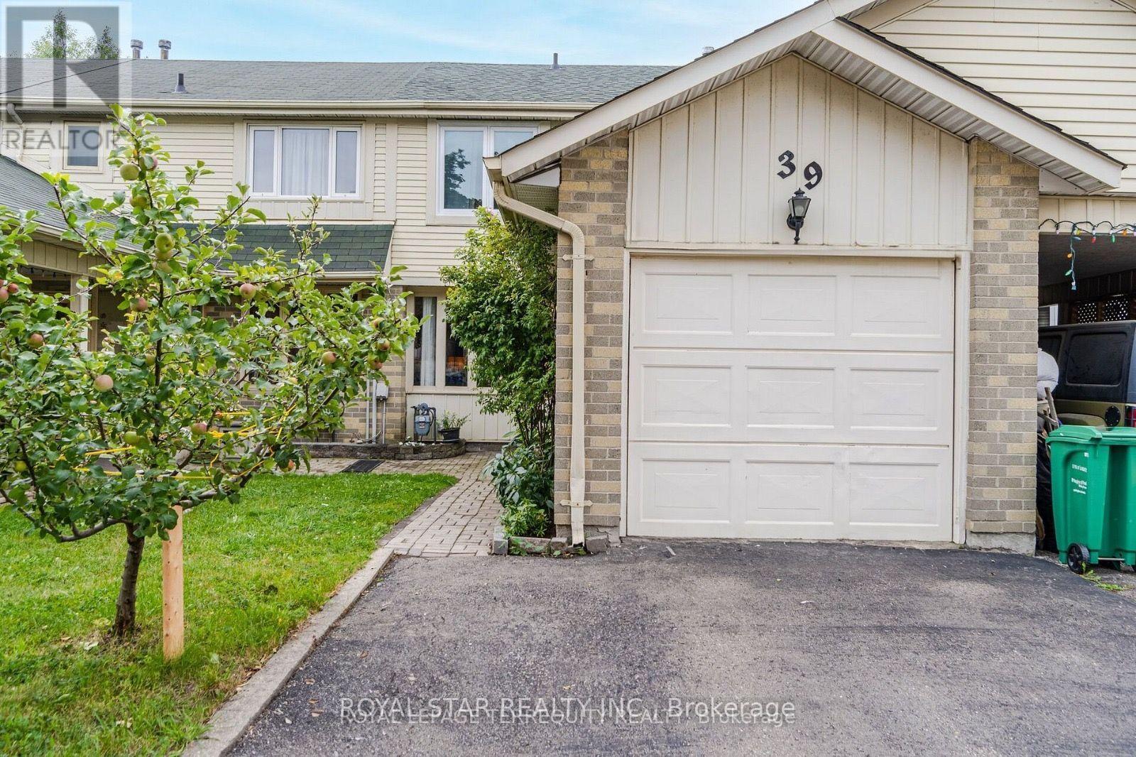 39 Courtleigh Square Property Photo 1