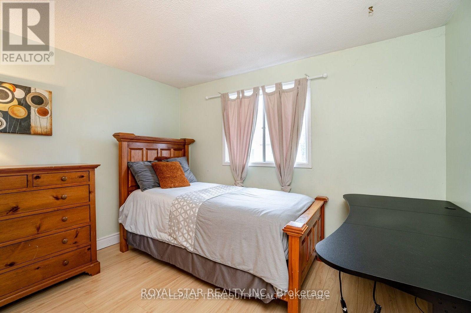 39 Courtleigh Square Property Photo 3