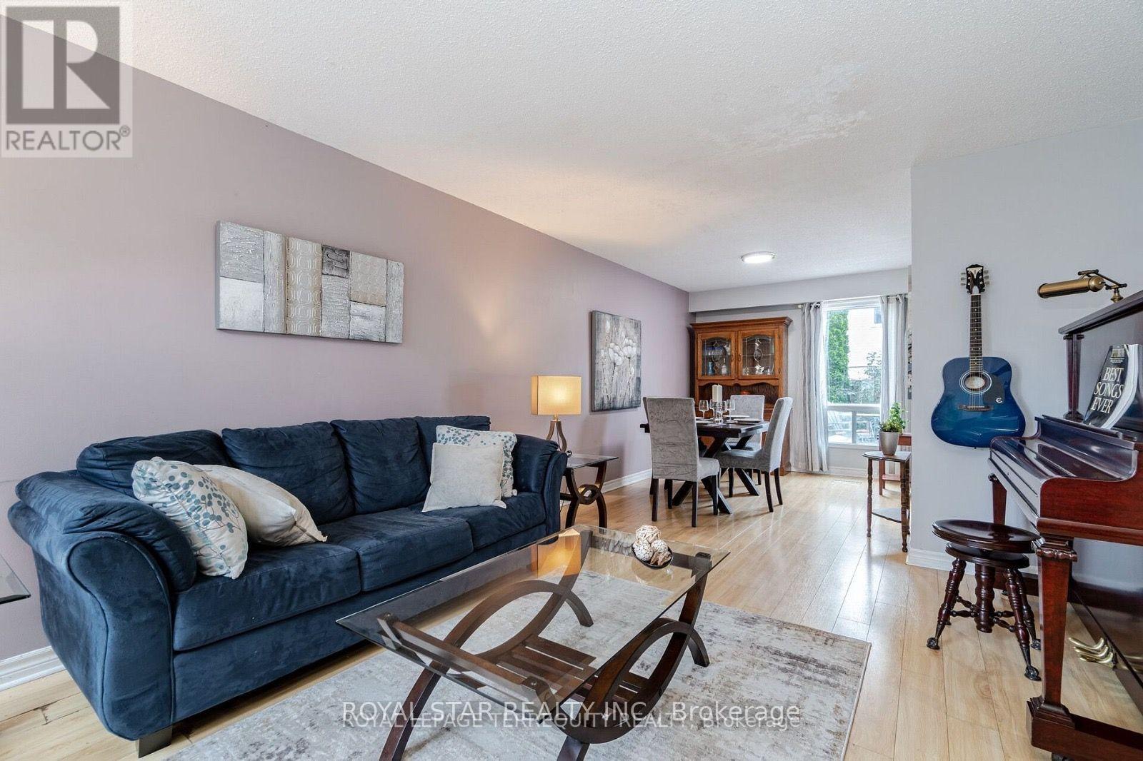 39 Courtleigh Square Property Photo 5