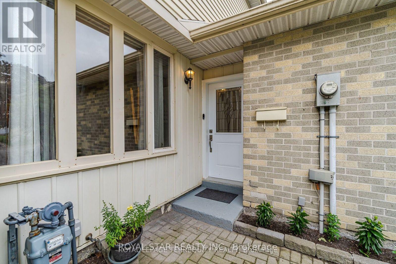 39 Courtleigh Square Property Photo 6