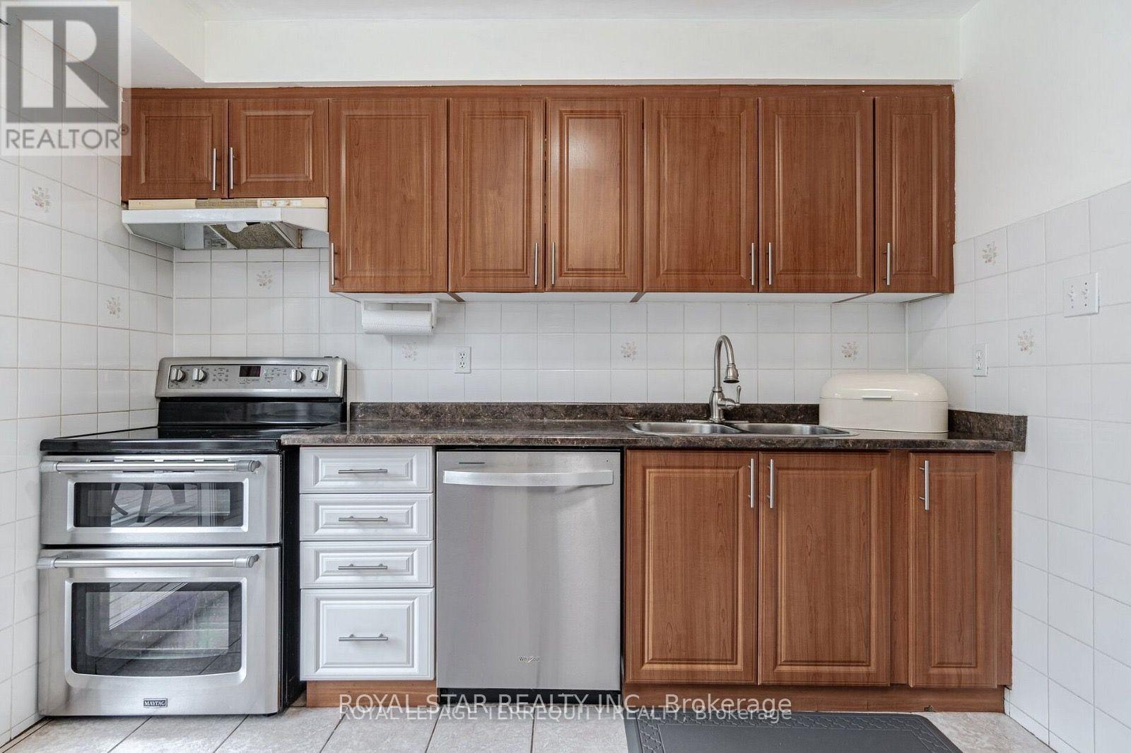 39 Courtleigh Square Property Photo 7