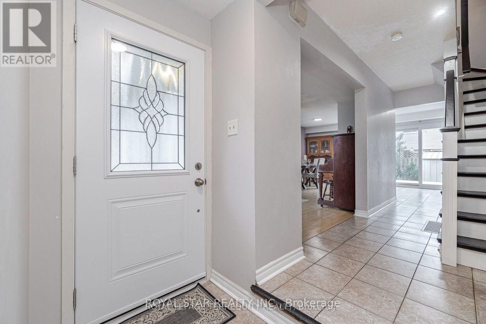 39 Courtleigh Square Property Photo 8