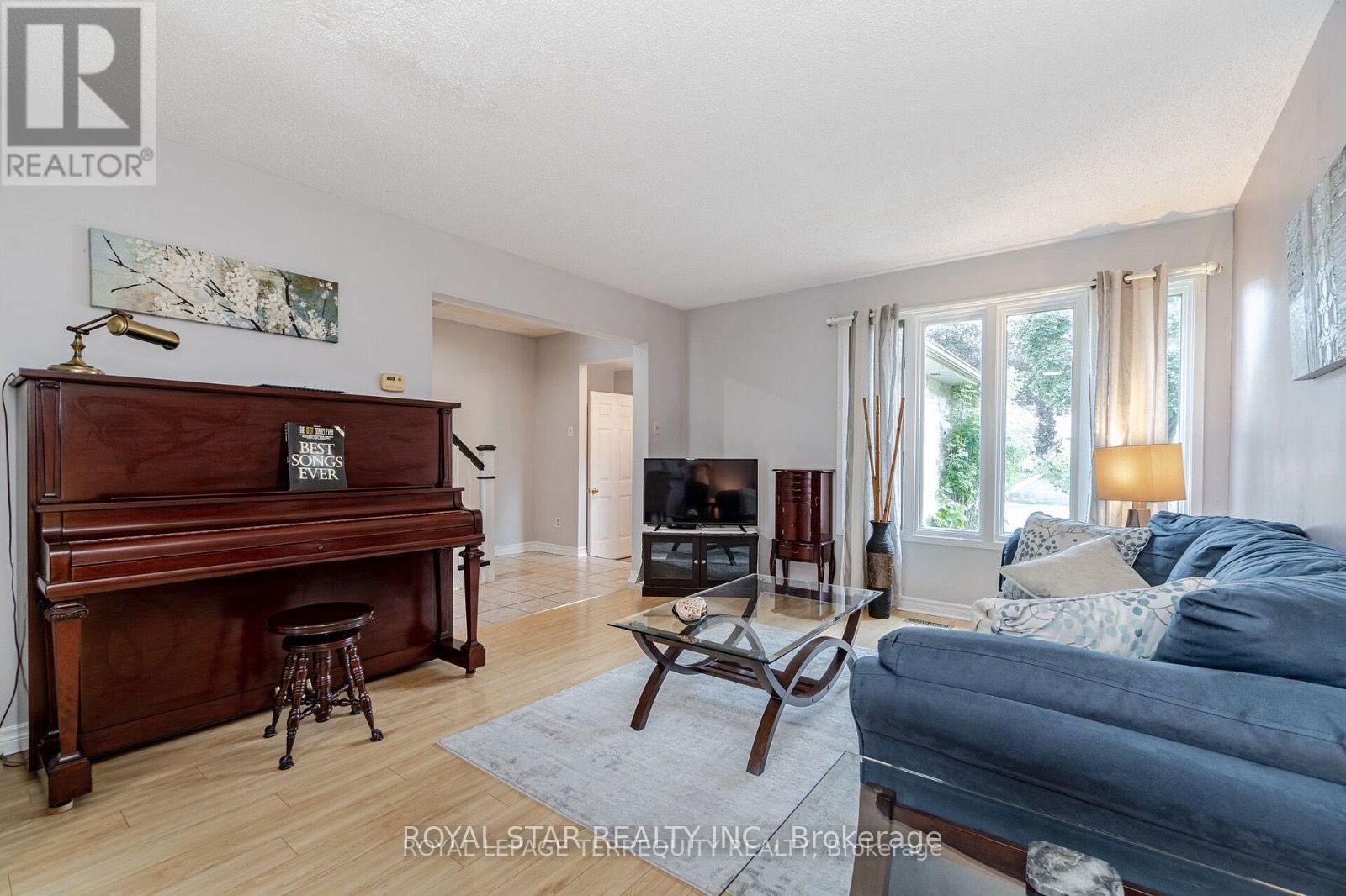 39 Courtleigh Square Property Photo 9