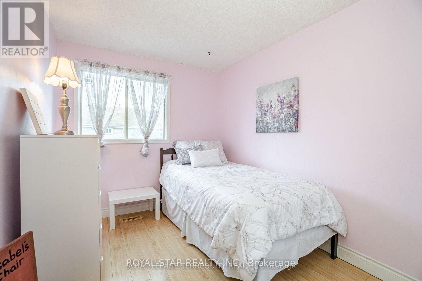 39 Courtleigh Square Property Photo 13