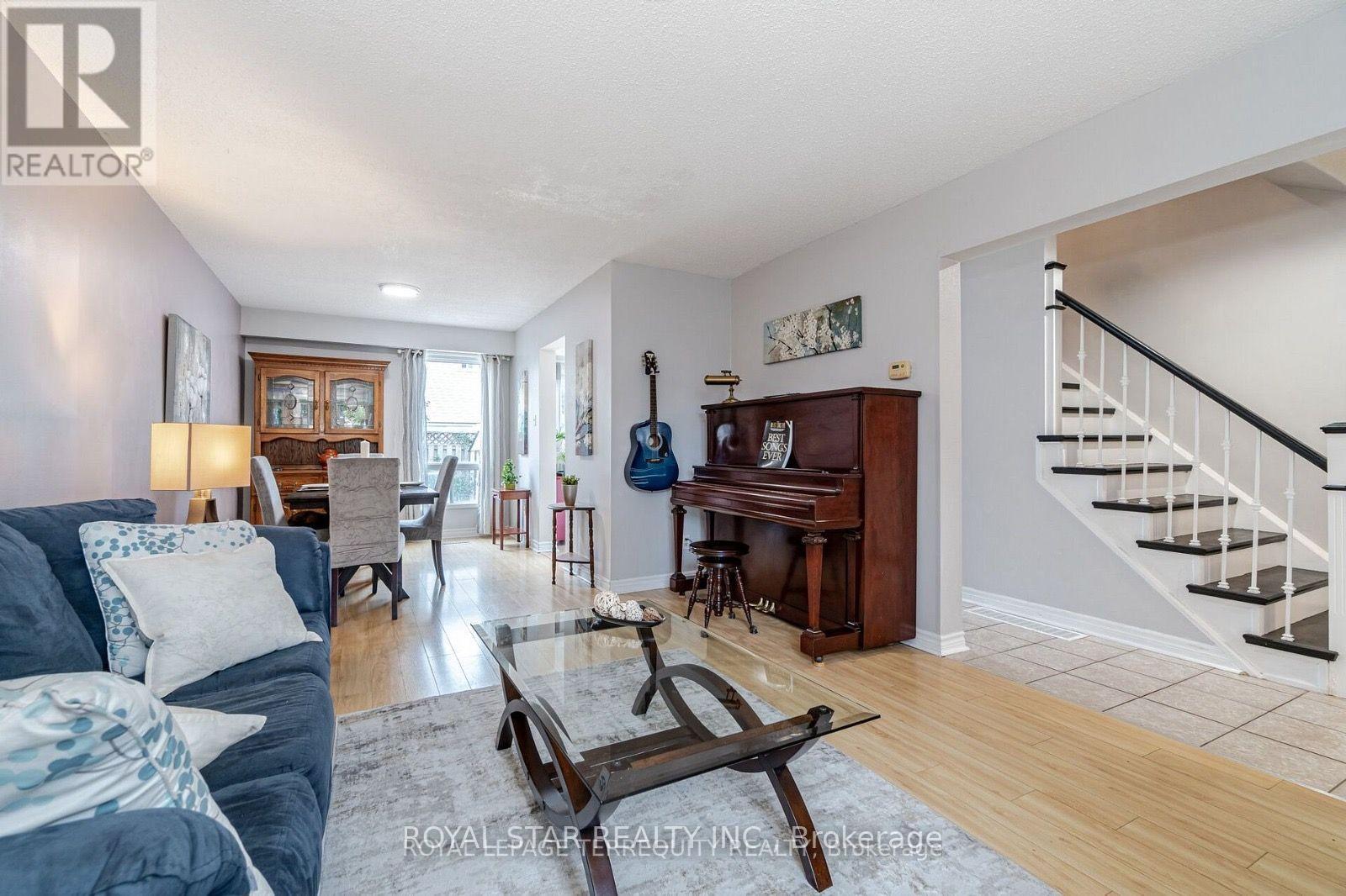 39 Courtleigh Square Property Photo 14