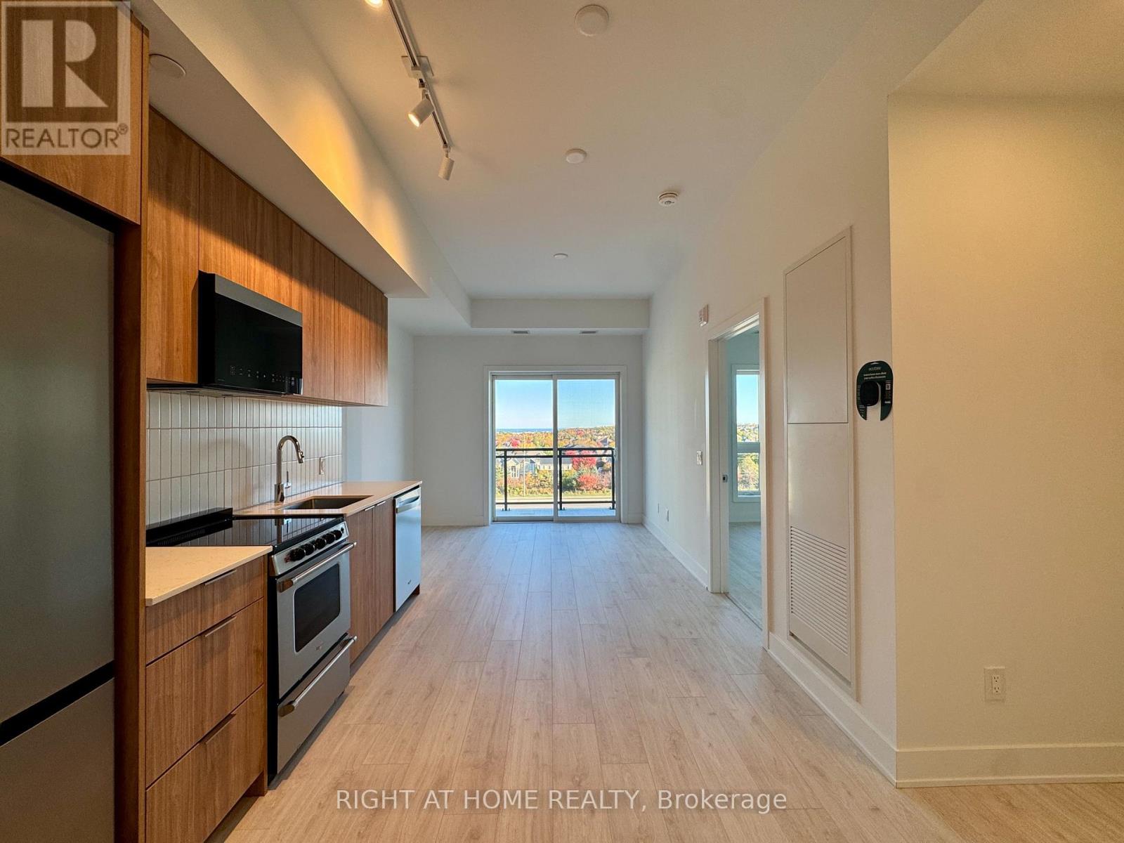 718 - 3008 William Cutmore Boulevard Property Photo 5