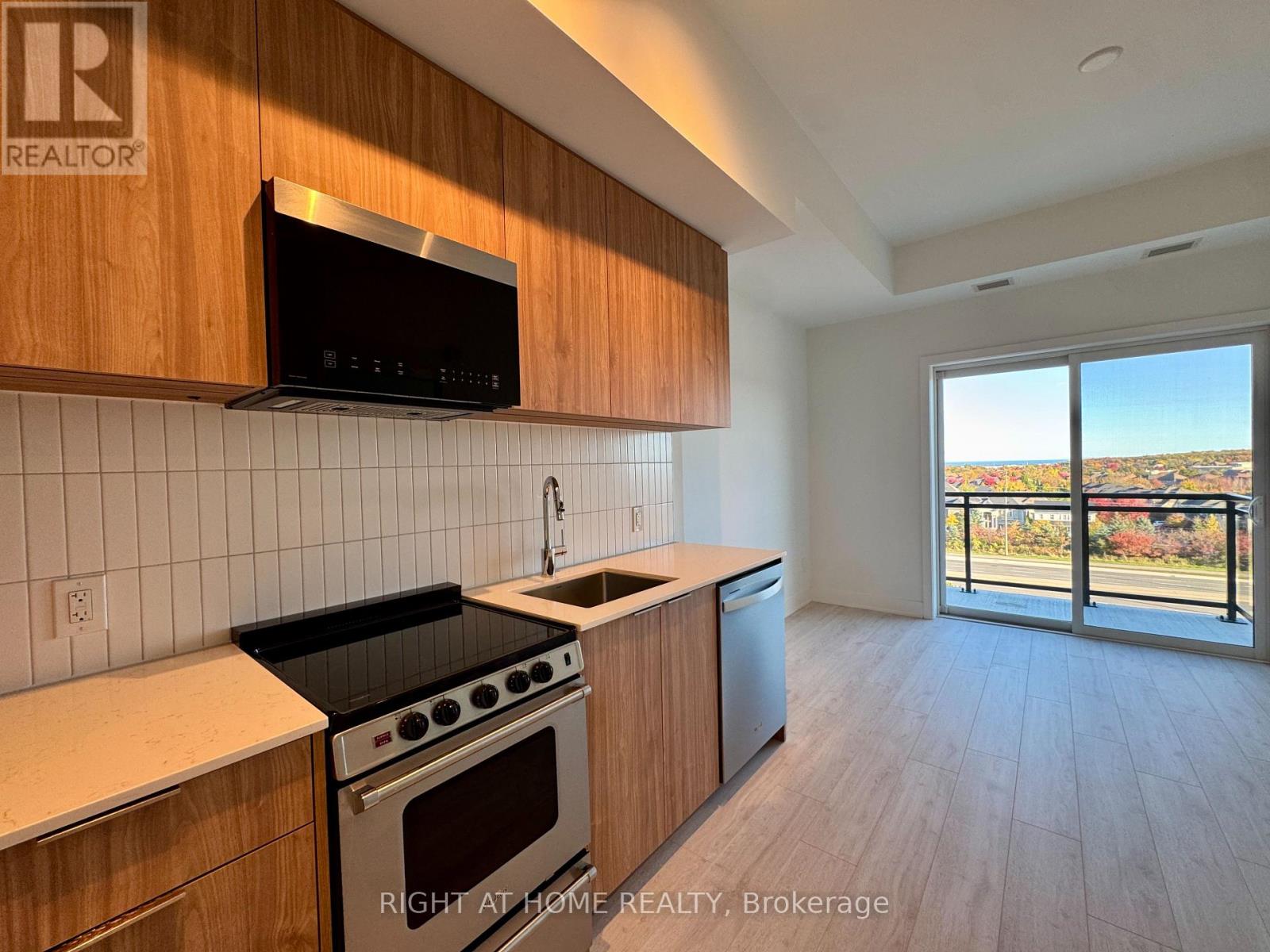 718 - 3008 William Cutmore Boulevard Property Photo 6