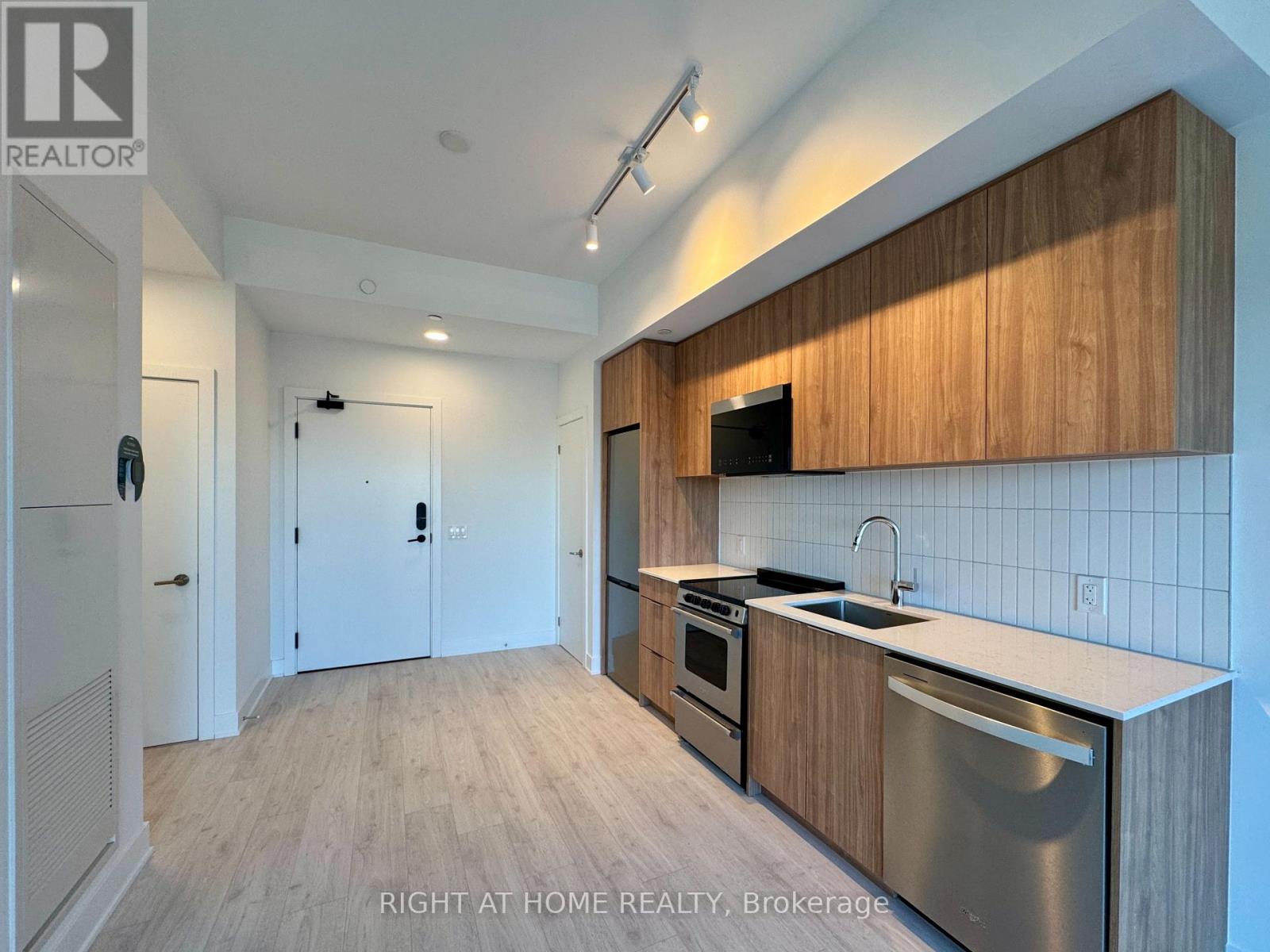 718 - 3008 William Cutmore Boulevard Property Photo 8