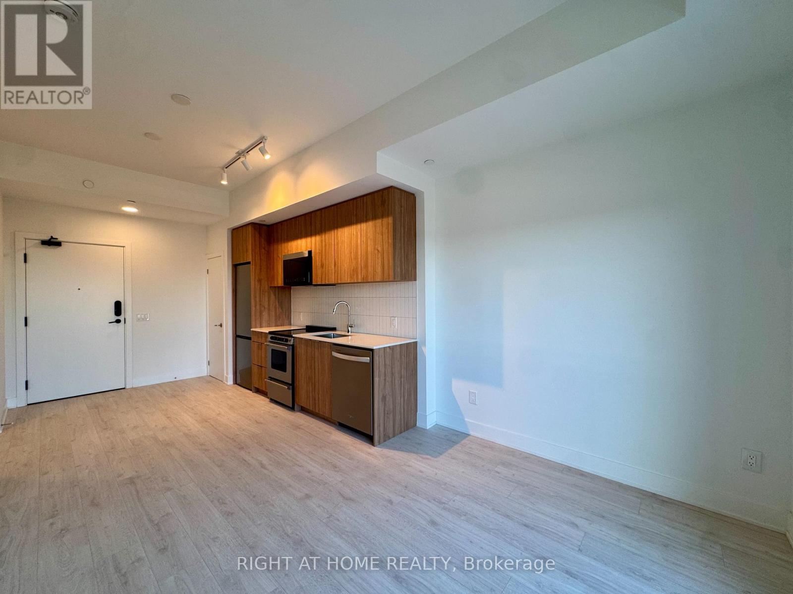 718 - 3008 William Cutmore Boulevard Property Photo 9