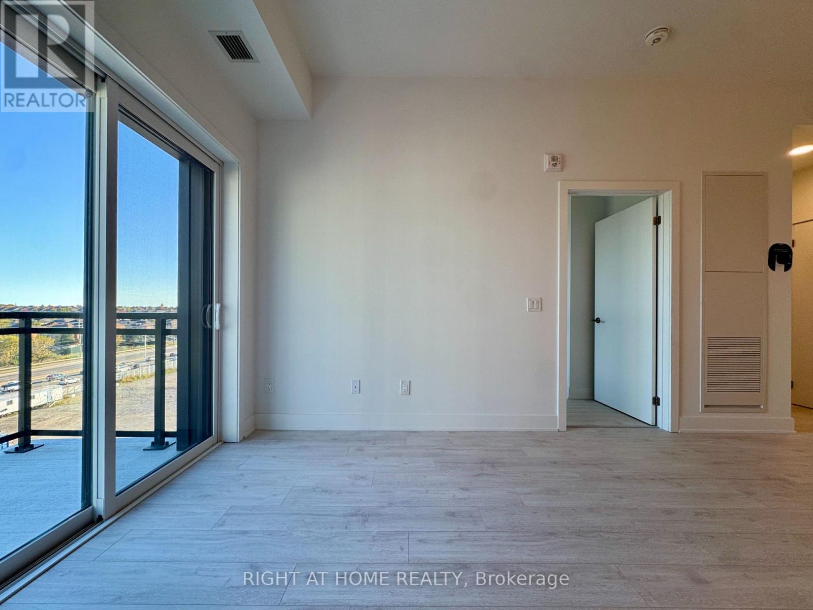 718 - 3008 William Cutmore Boulevard Property Photo 12