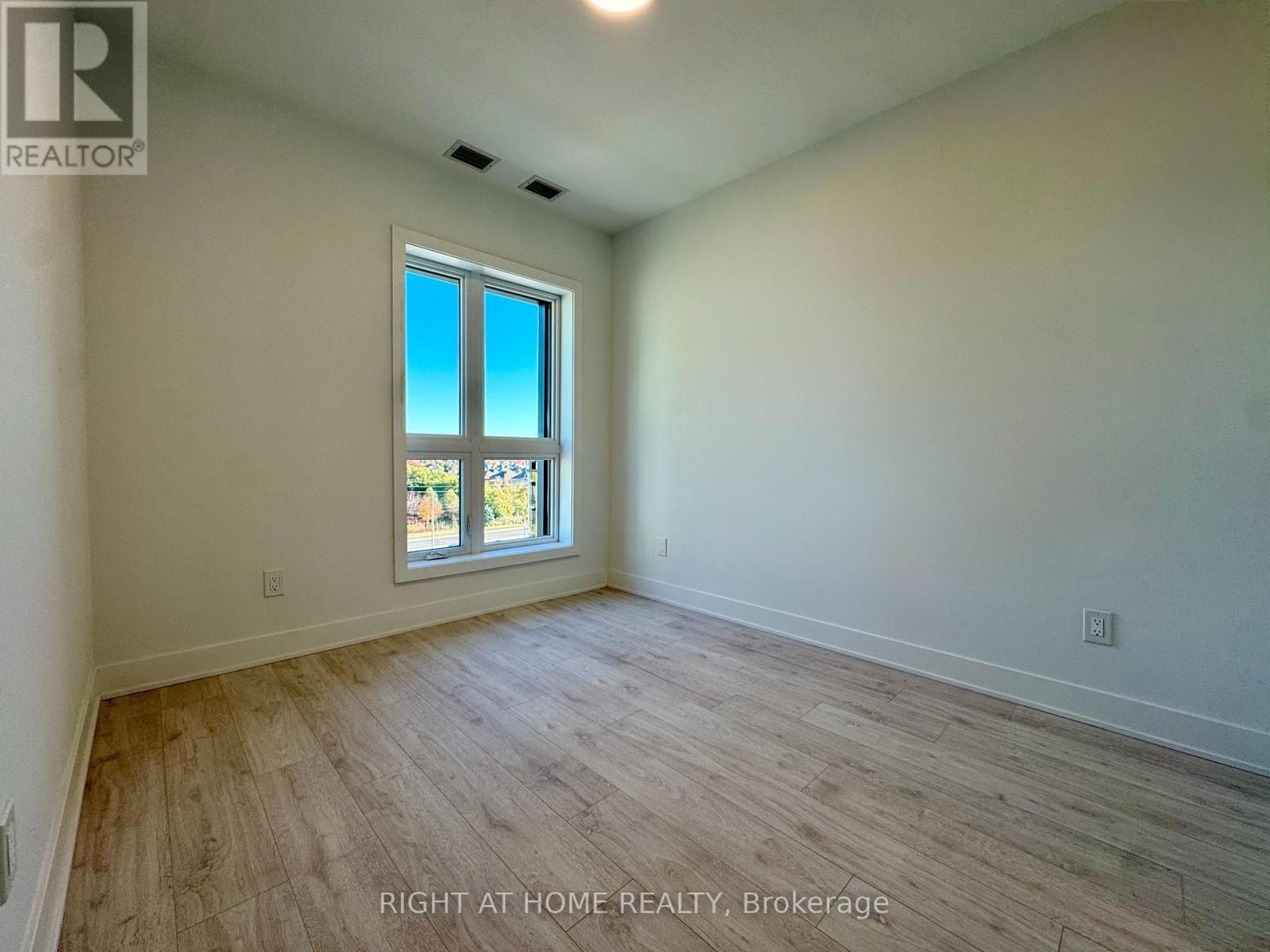 718 - 3008 William Cutmore Boulevard Property Photo 13