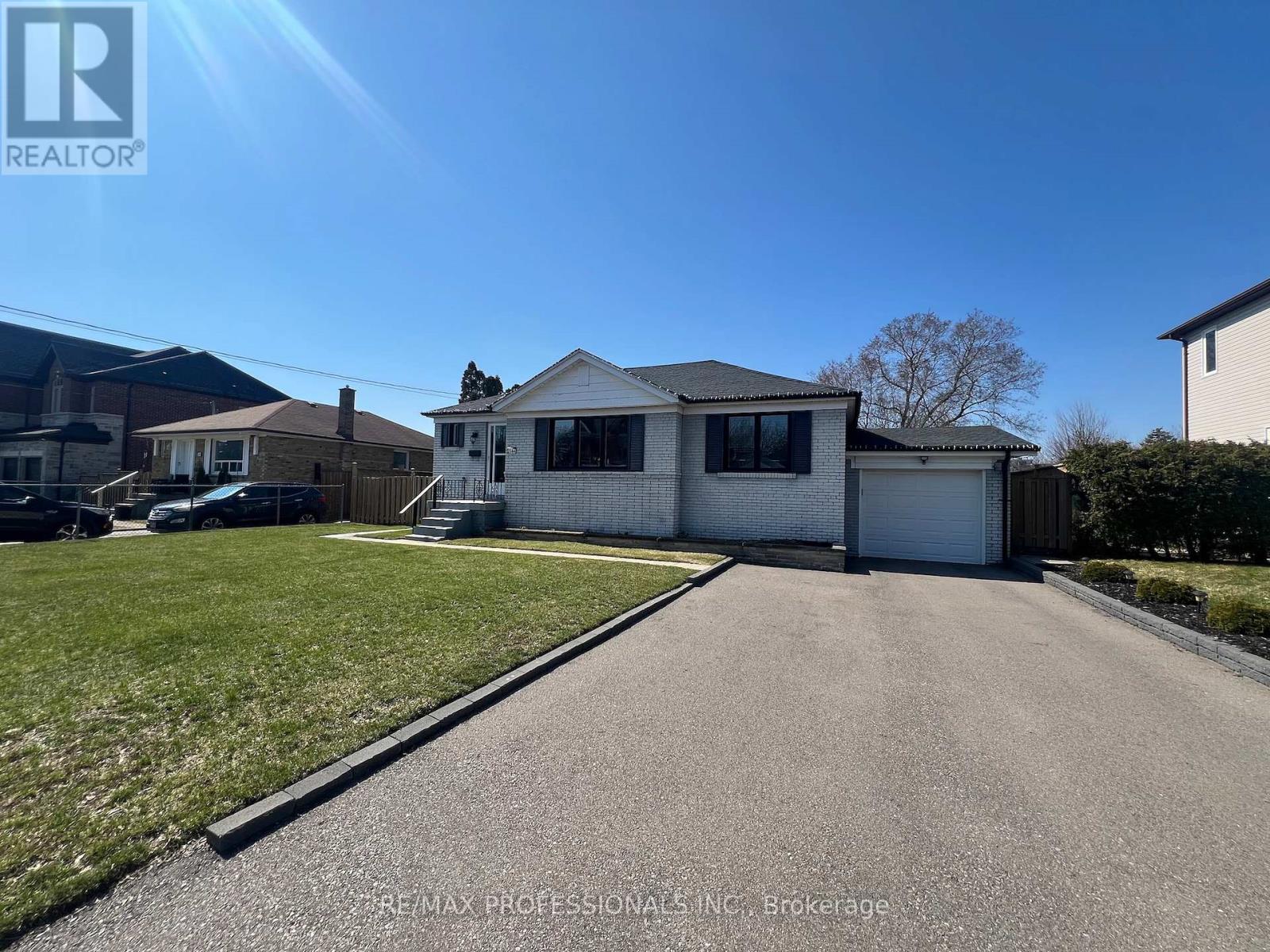 2504 Donnavale Drive Property Photo 1