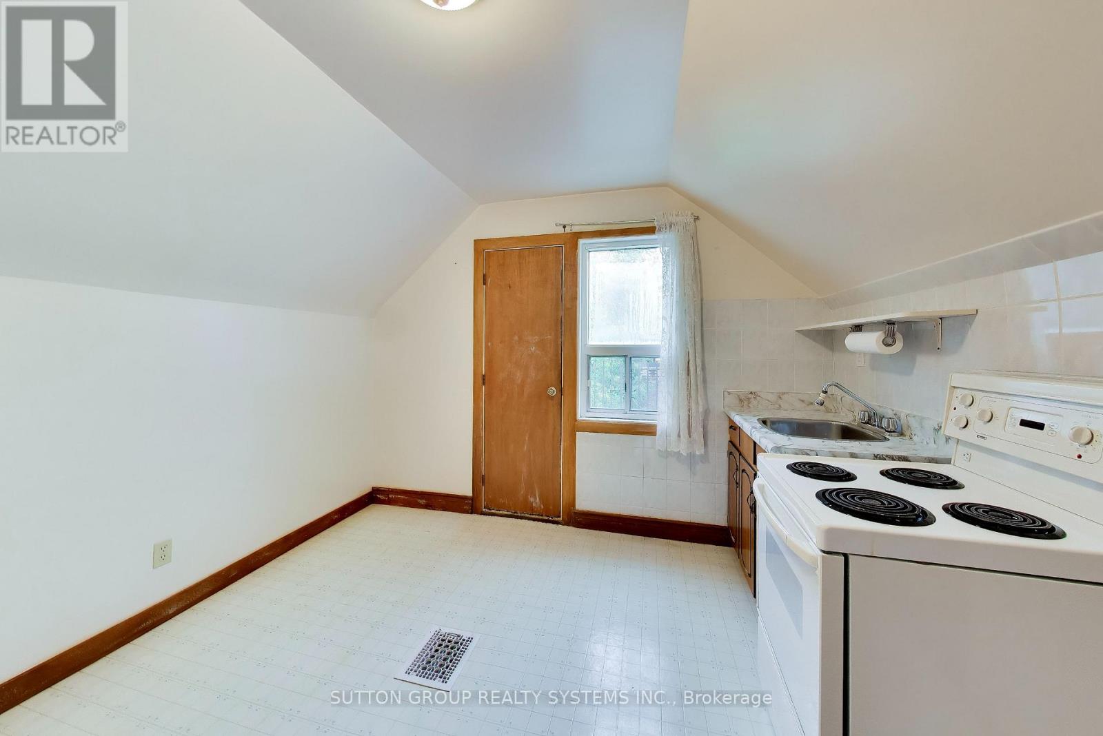 8 Alhambra Avenue Property Photo 28