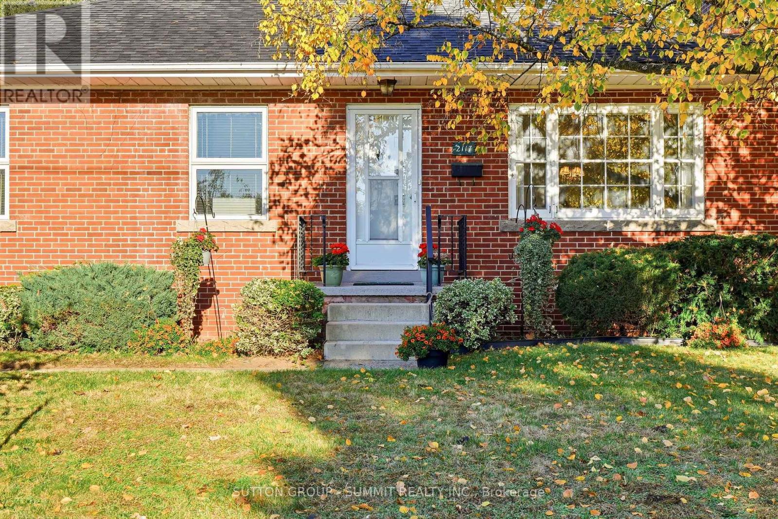 2117 Maplewood Drive Property Photo 3