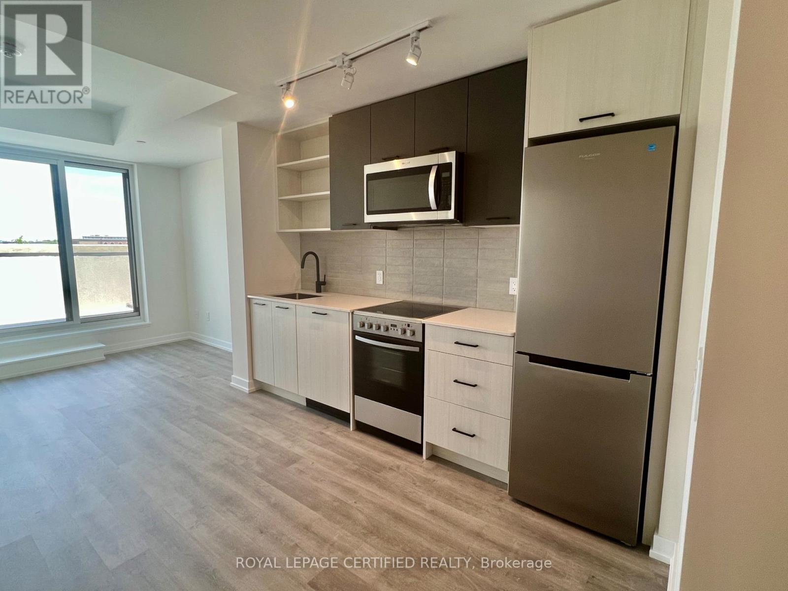 522 - 2300 St. Clair Avenue W Property Photo 4