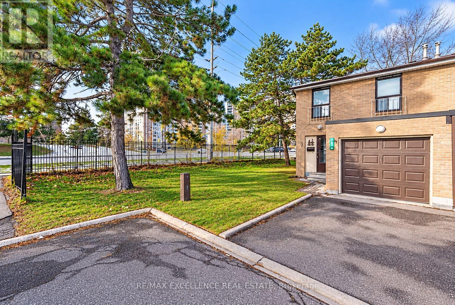 88 Fleetwood Crescent Property Photo 1