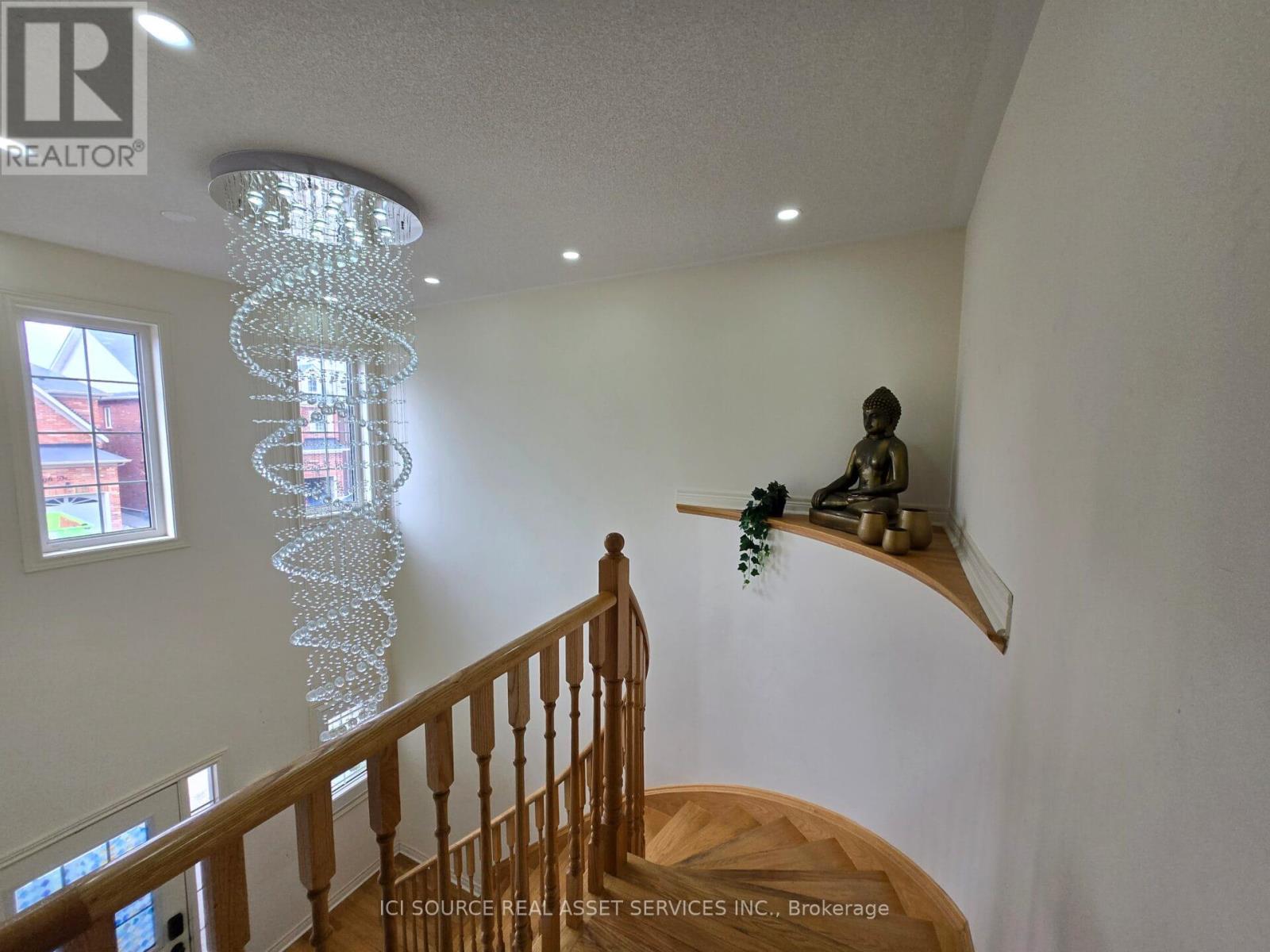 376 Bessborough Drive Property Photo 2