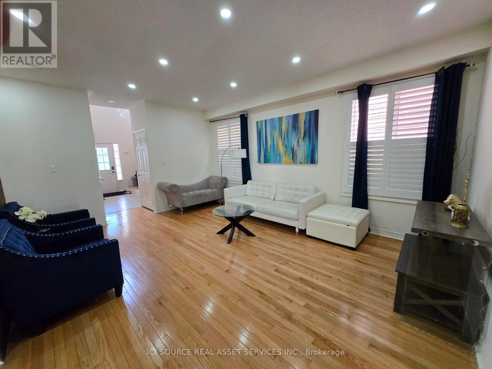 376 Bessborough Drive Property Photo 4