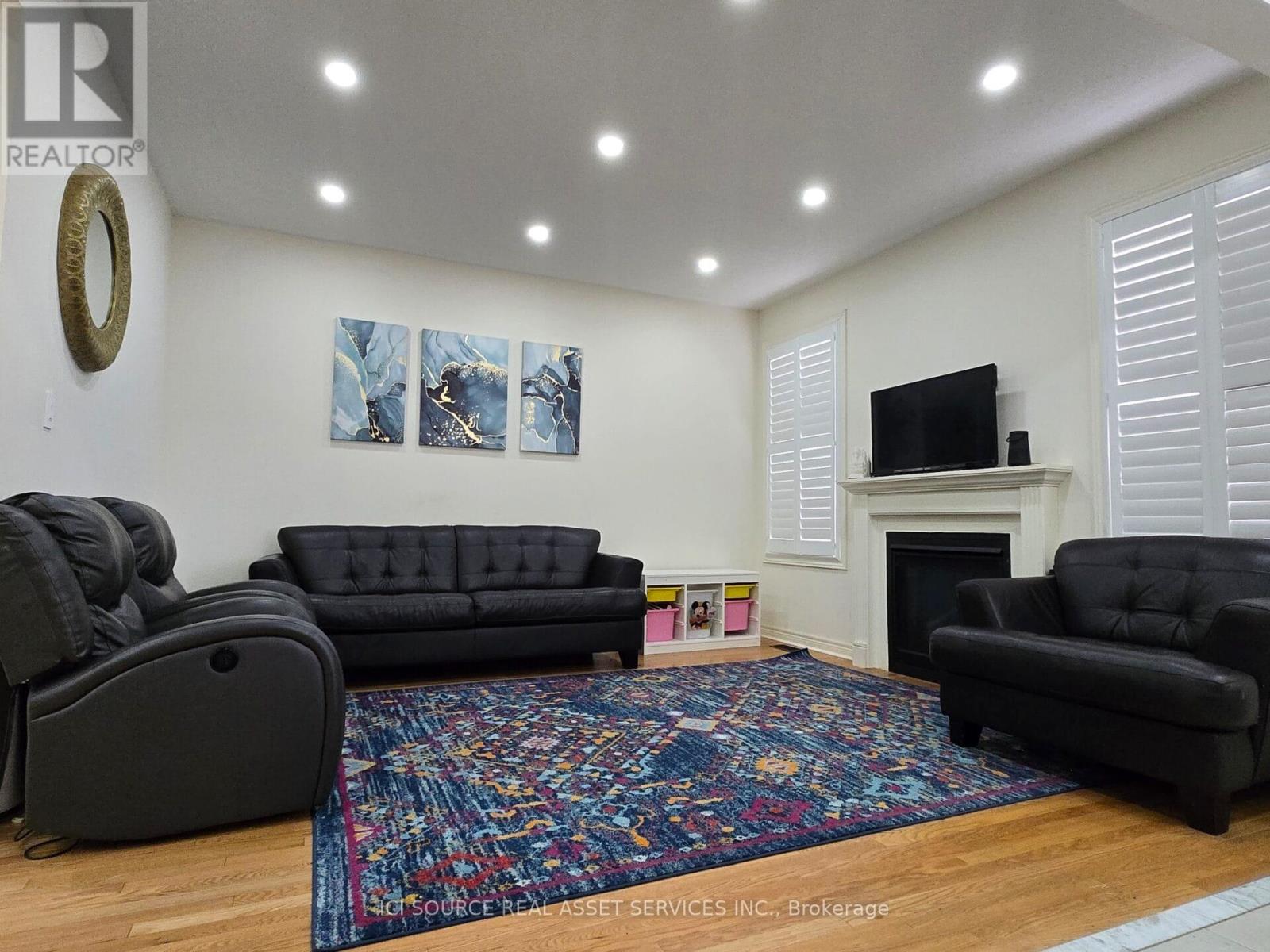 376 Bessborough Drive Property Photo 7