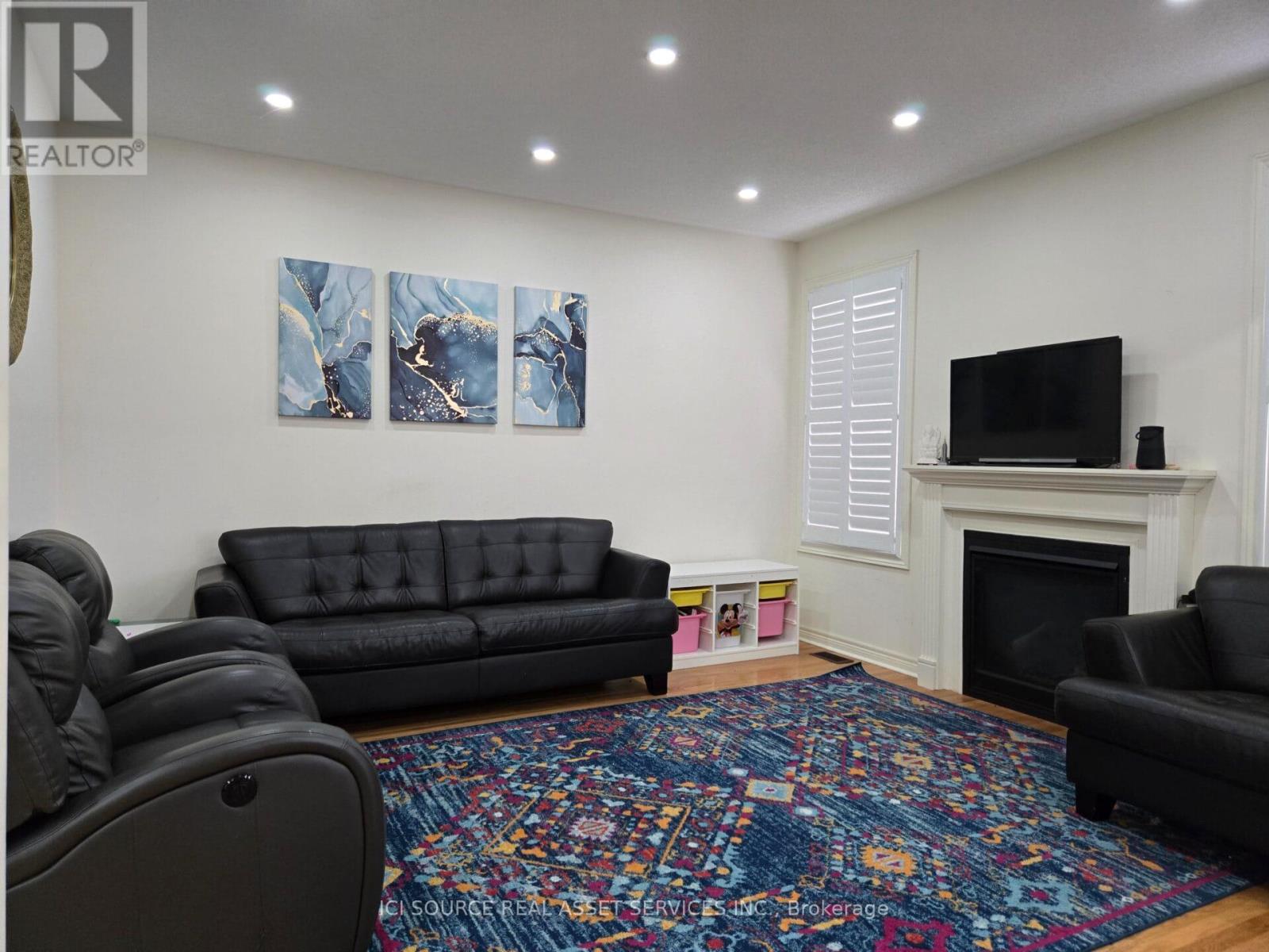 376 Bessborough Drive Property Photo 8
