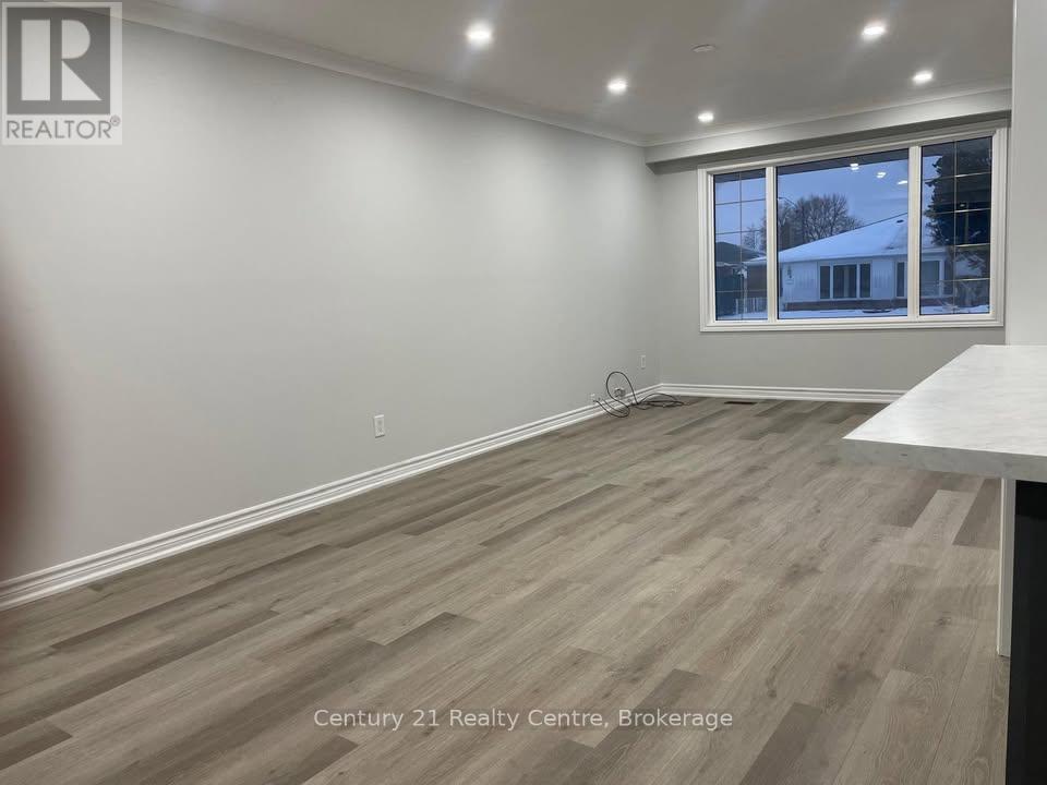 Upper Lvl - 19 Athlone Avenue Property Photo 8