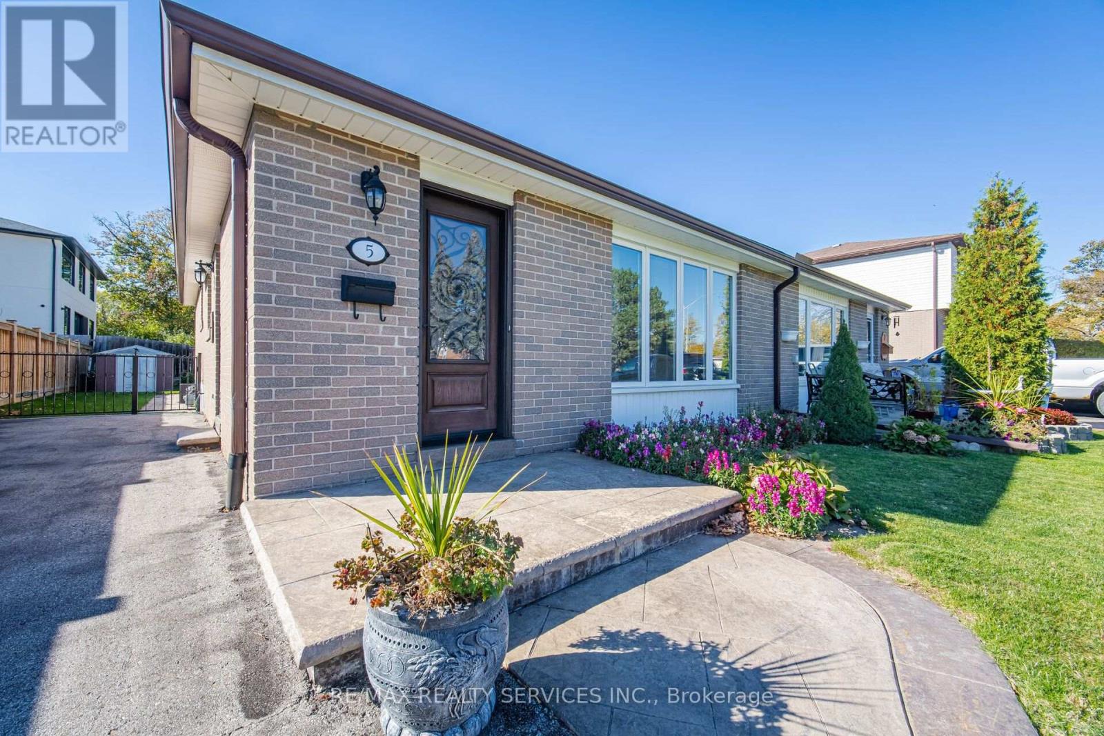 5 Drake Boulevard Property Photo 1