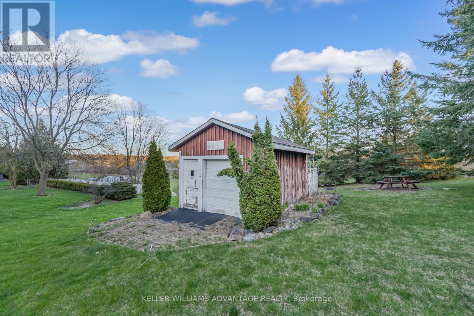 Upper Unit - 3100 30 Side Road Property Photo 25