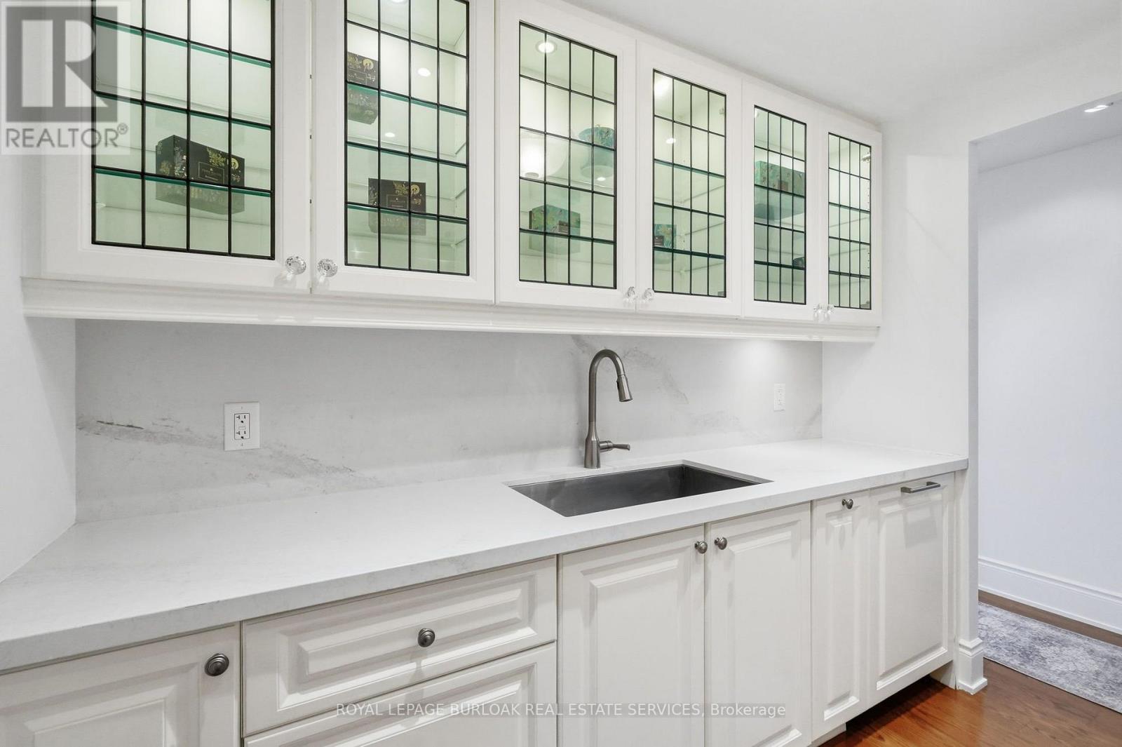 711 - 3500 Lakeshore Road W Property Photo 6