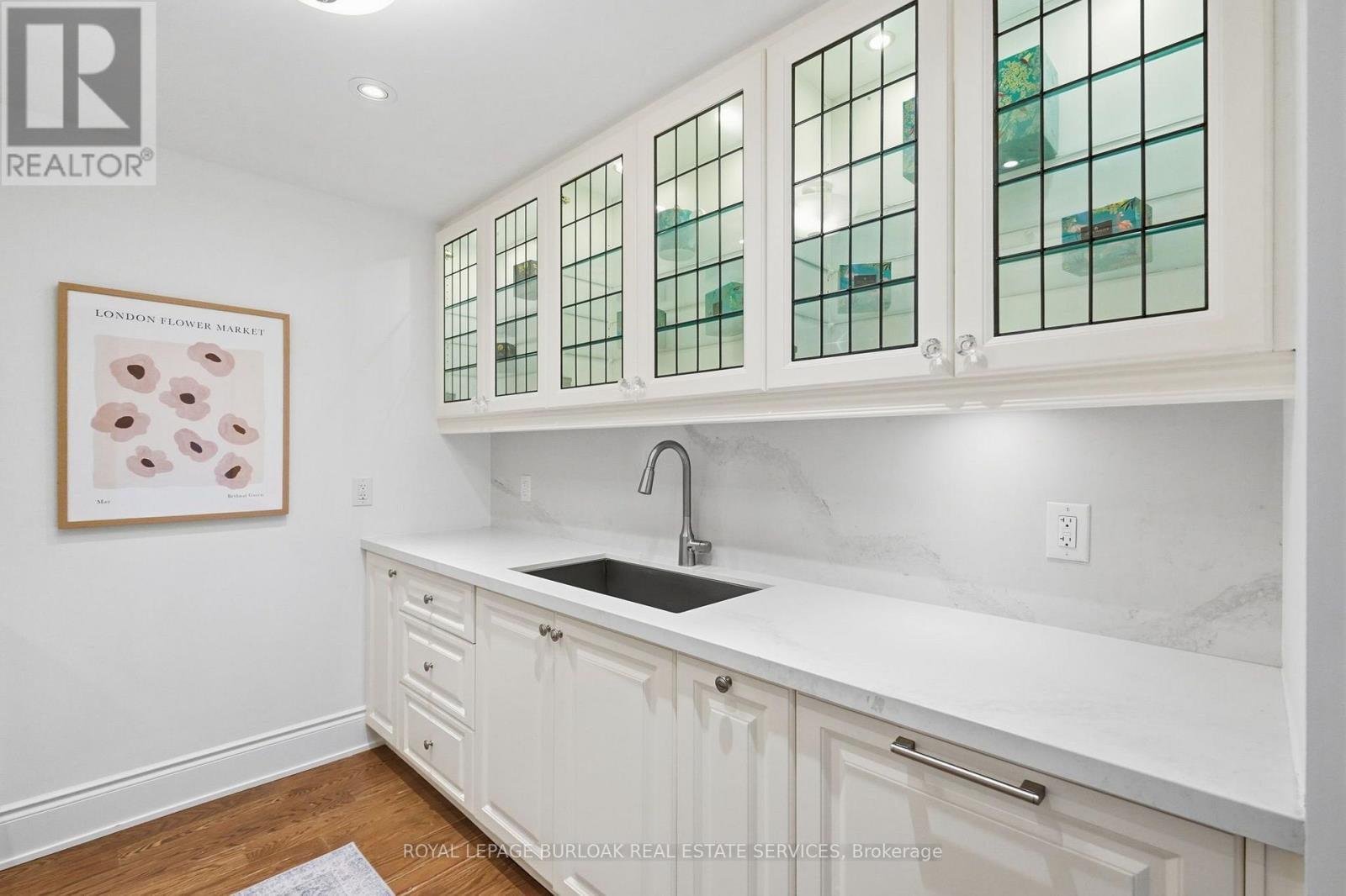 711 - 3500 Lakeshore Road W Property Photo 8