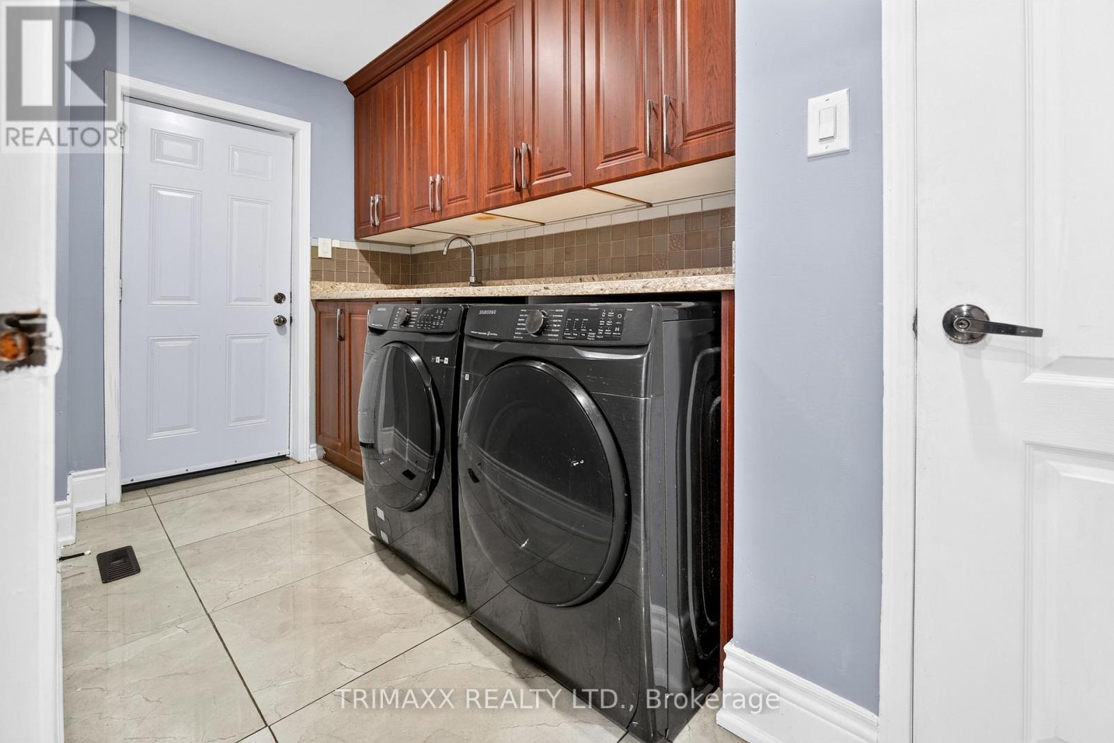19 Leopard Gate Property Photo 12