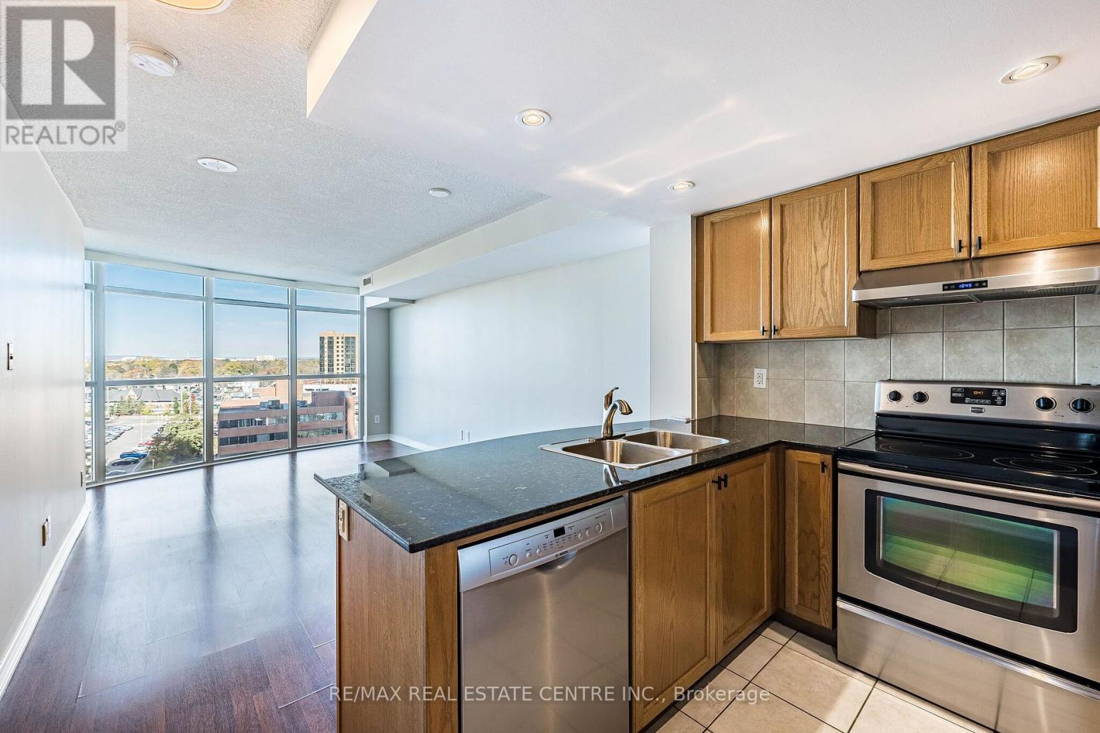 901 - 9 George Street N Property Photo 12