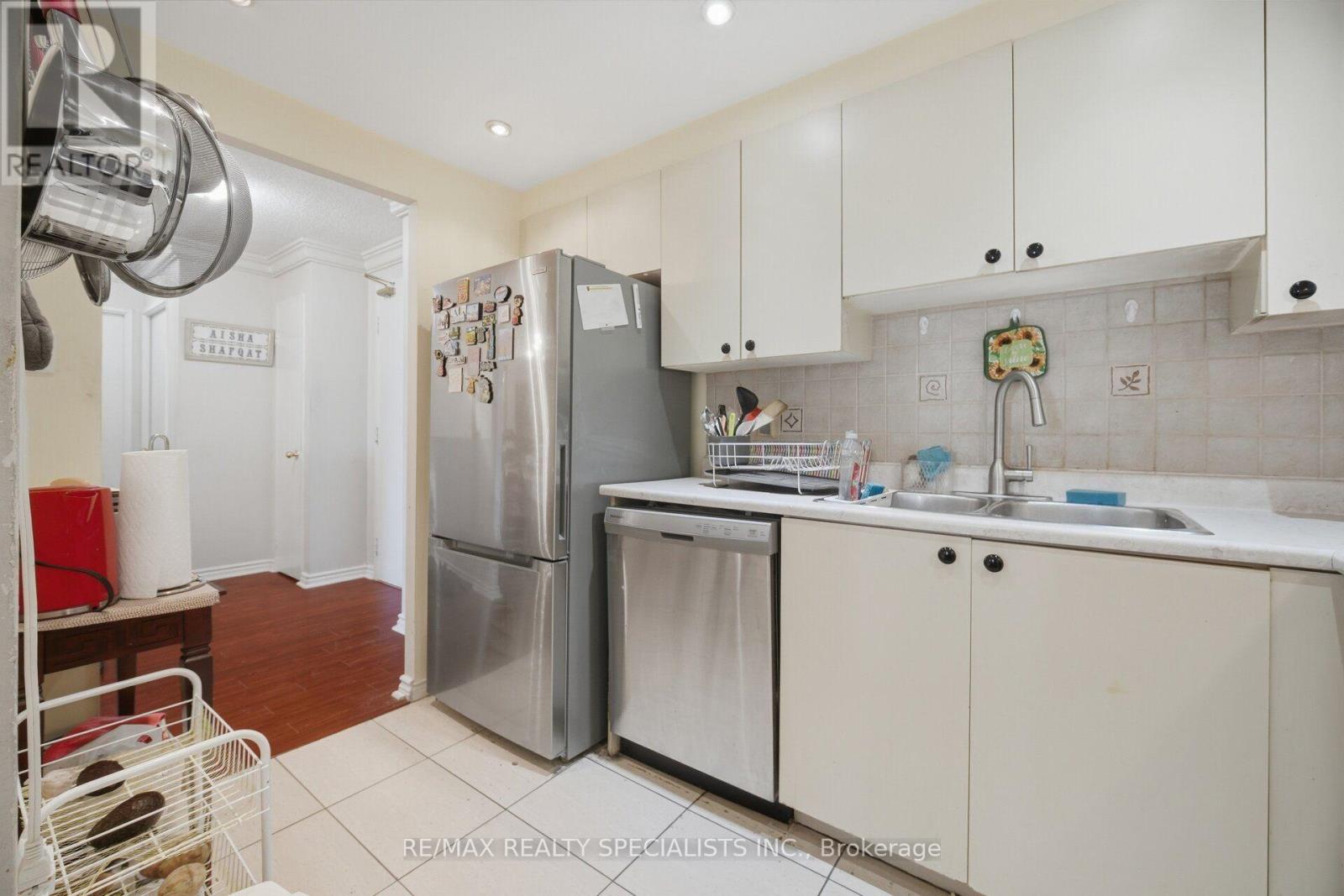 813 - 145 Hillcrest Avenue Property Photo 9