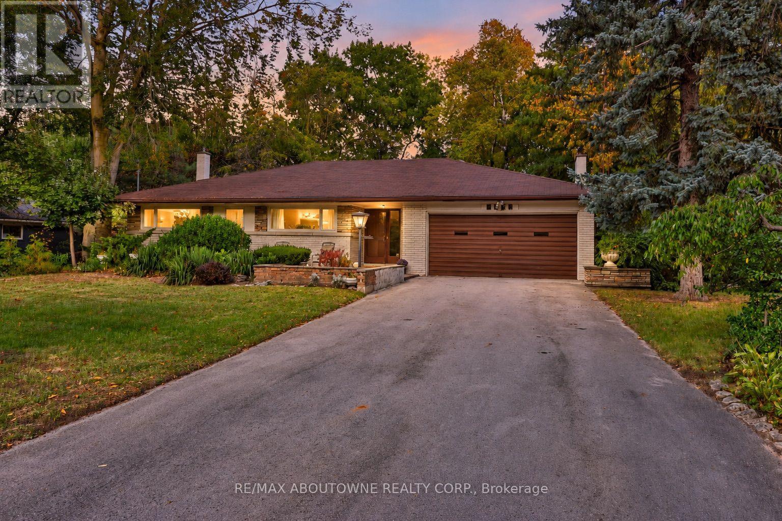 2086 GLENFOREST CRESCENT Property Photo 1