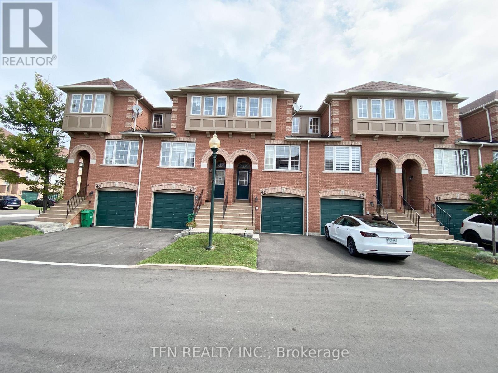 42 - 3020 CEDARGLEN GATE