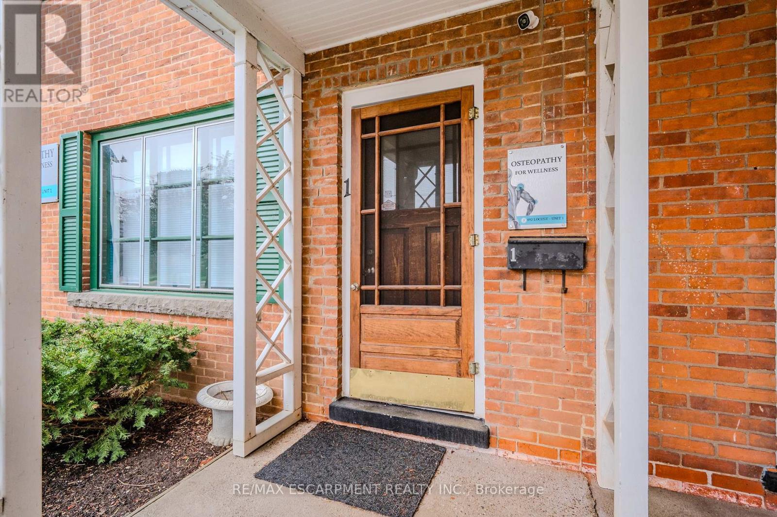 492 Locust Street Property Photo 4