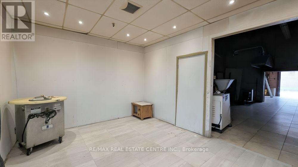 8 - 1662 Bonhill Road Property Photo 2