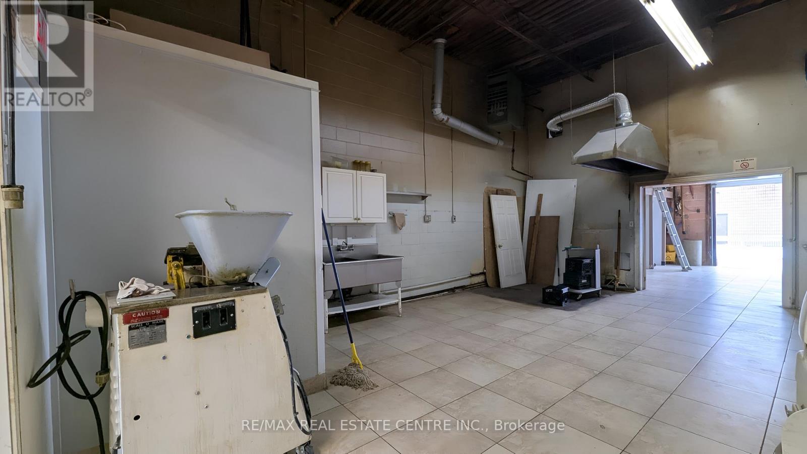 8 - 1662 Bonhill Road Property Photo 4