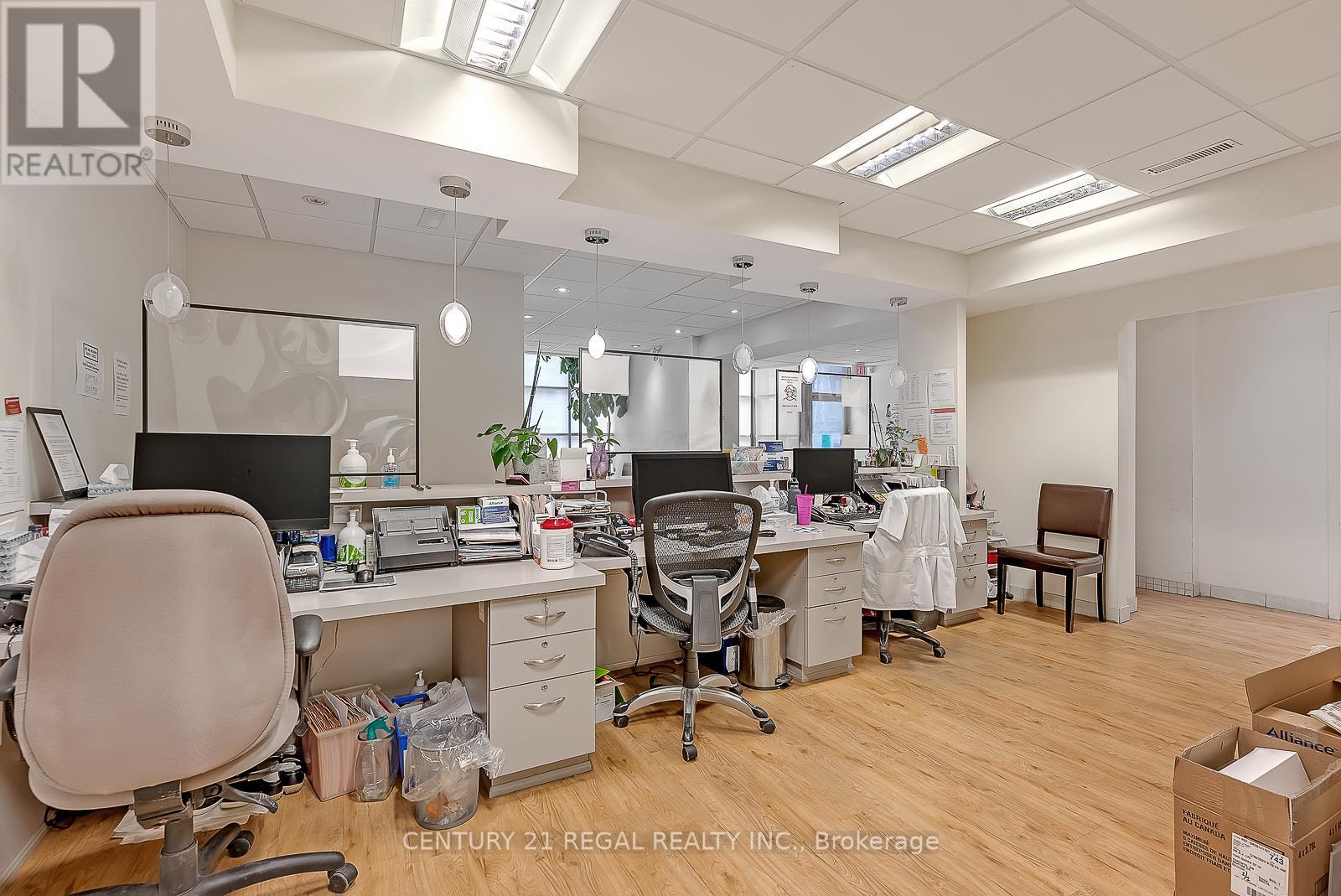 1560 Queen Street W Property Photo 10