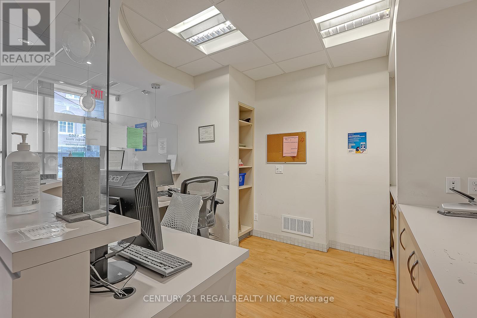 1560 Queen Street W Property Photo 11