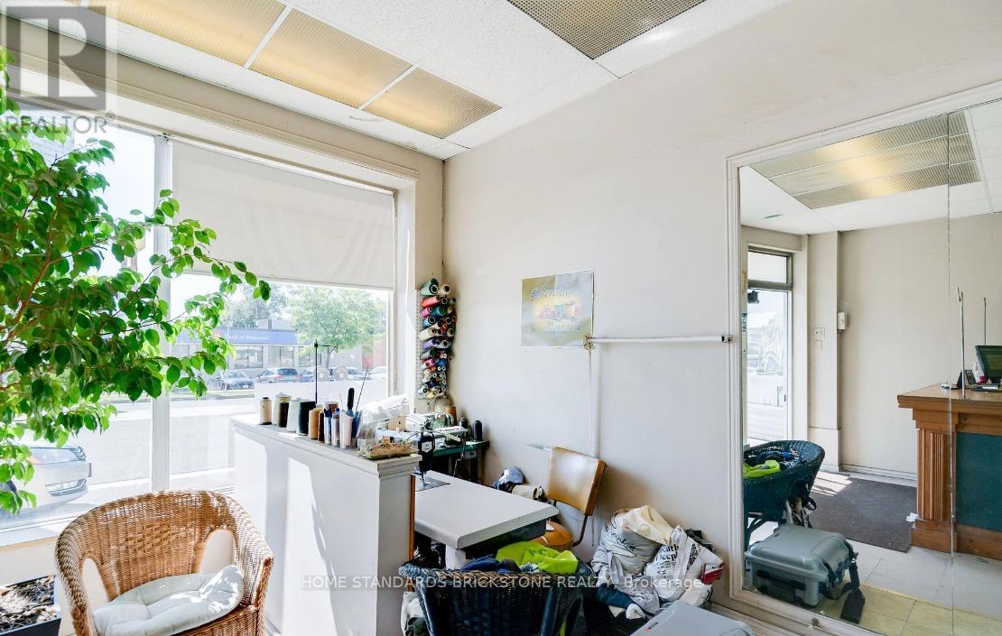 3834a Bloor Street W Property Photo 4