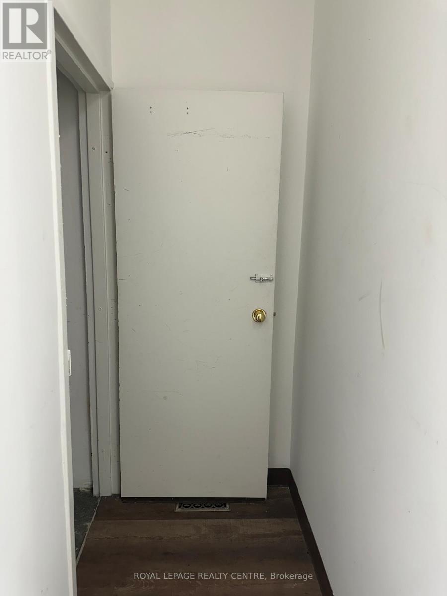 B - 250 Lakeshore Road E Property Photo 10