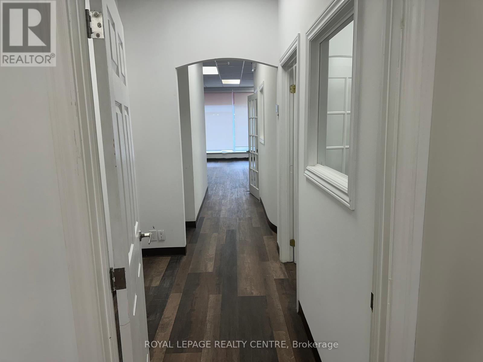 B - 250 Lakeshore Road E Property Photo 11