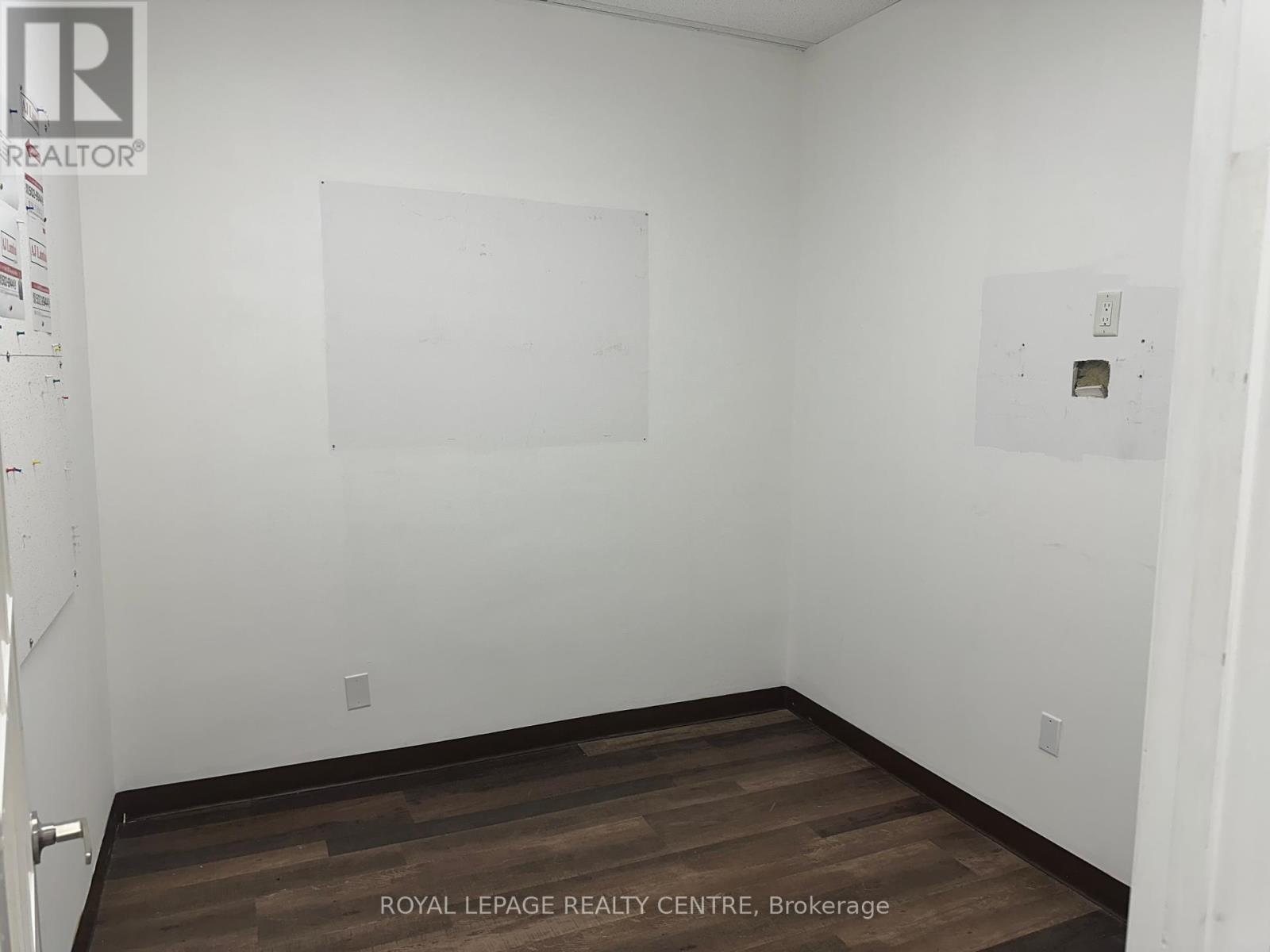 B - 250 Lakeshore Road E Property Photo 12