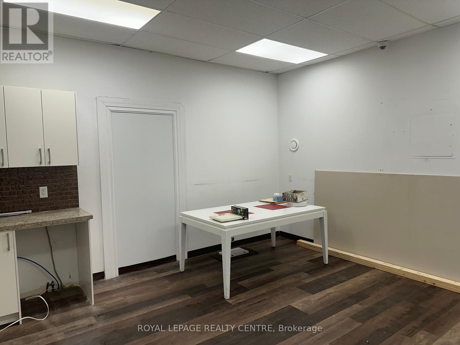 B - 250 Lakeshore Road E Property Photo 13